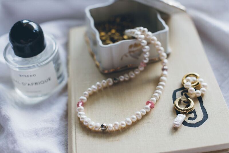 Pearl necklace with vintage beads