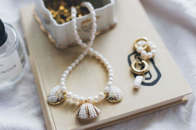 Pearl beads with sea shells