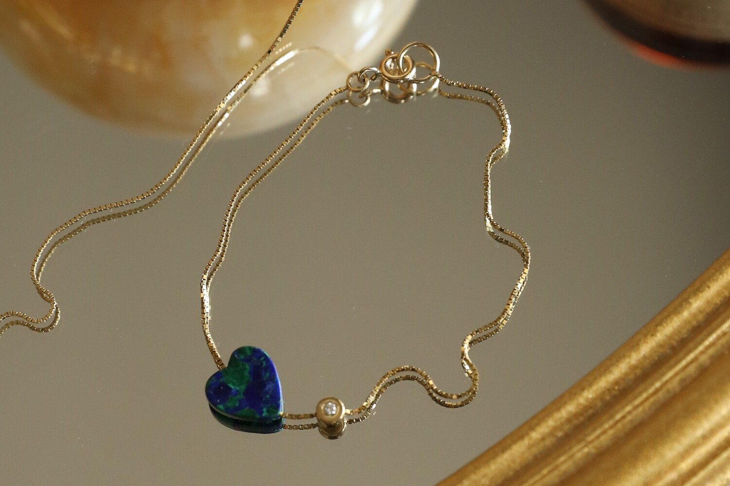 Gold bracelet with diamond and lapis lazuli