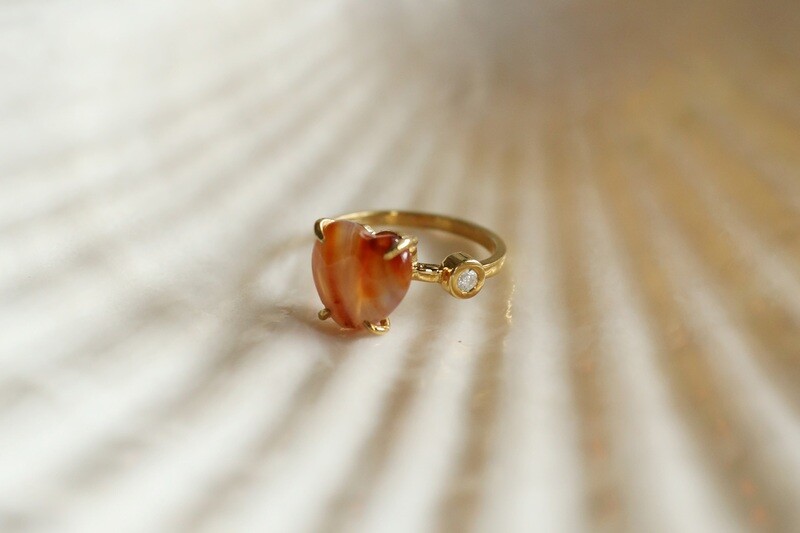 Gold ring with carnelian and diamond