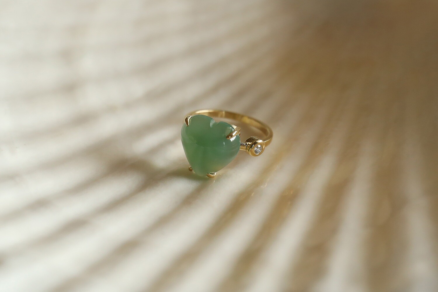 Gold ring with aventurine and diamond