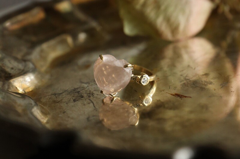 Gold ring with rose quartz and diamond