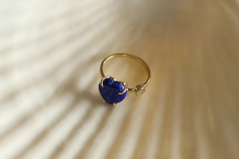 Gold ring with lapis lazuli and diamond