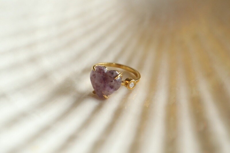 Gold ring with wild amethyst and diamond