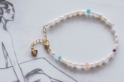 A pearl bracelet with gems