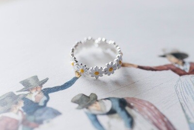 Ring with daisies