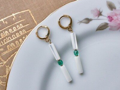Pearlescent earrings (white)