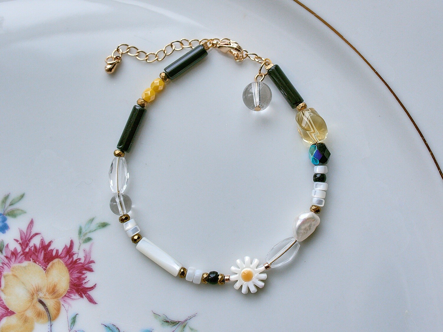 Camomile bracelet made of pearlescent