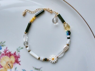 Camomile bracelet made of pearlescent