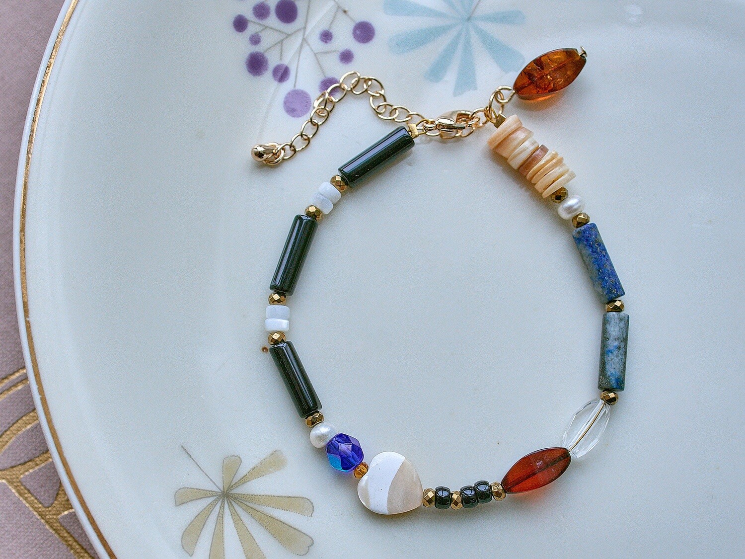 Flower bracelet made of pearlescent and lapis lazuli