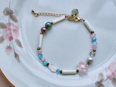 Flower bracelet made of pearlescent
