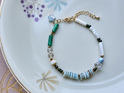 Bracelet made of pearlescent and malachite