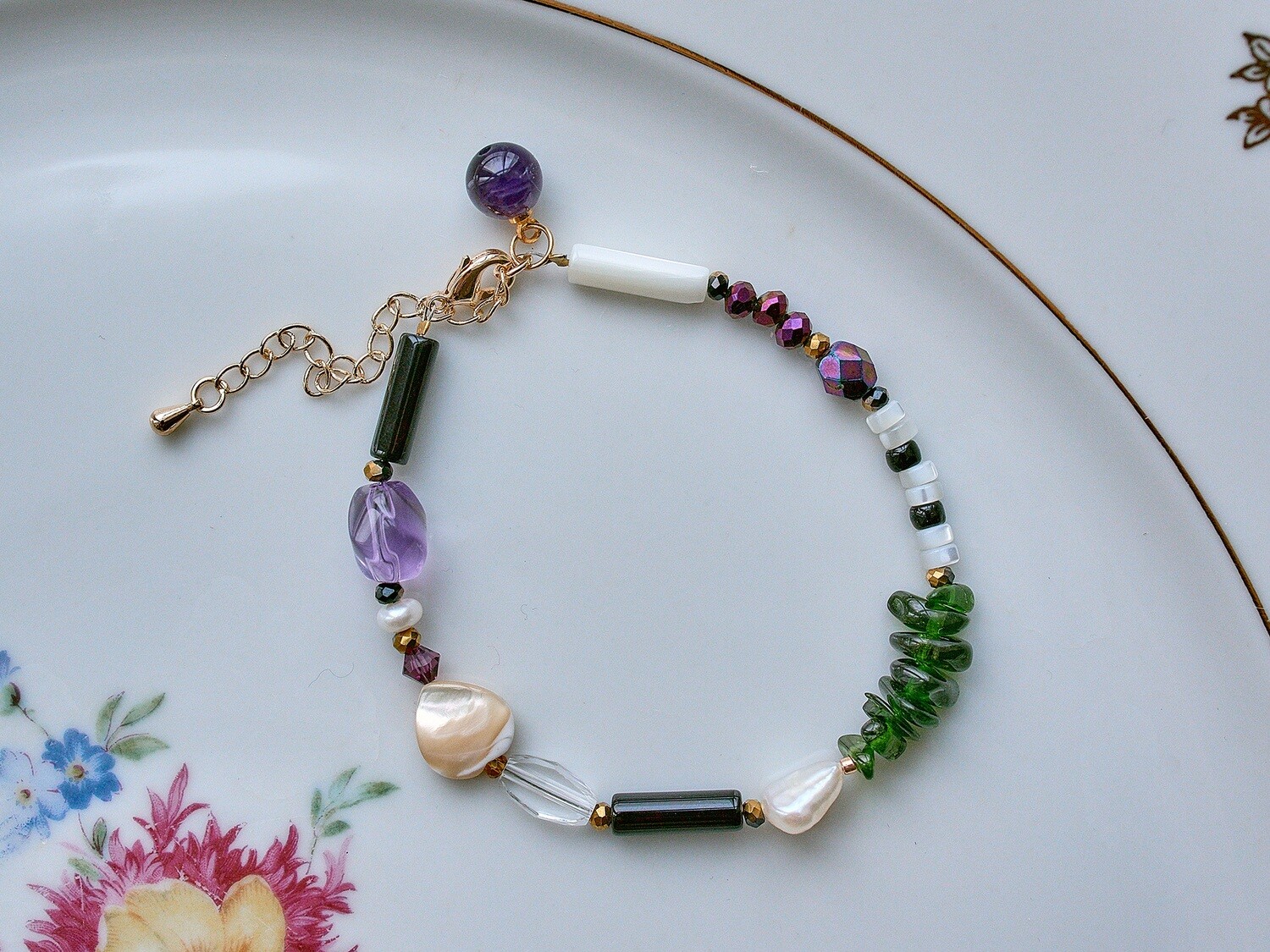 Bracelet made of pearlescent with heart
