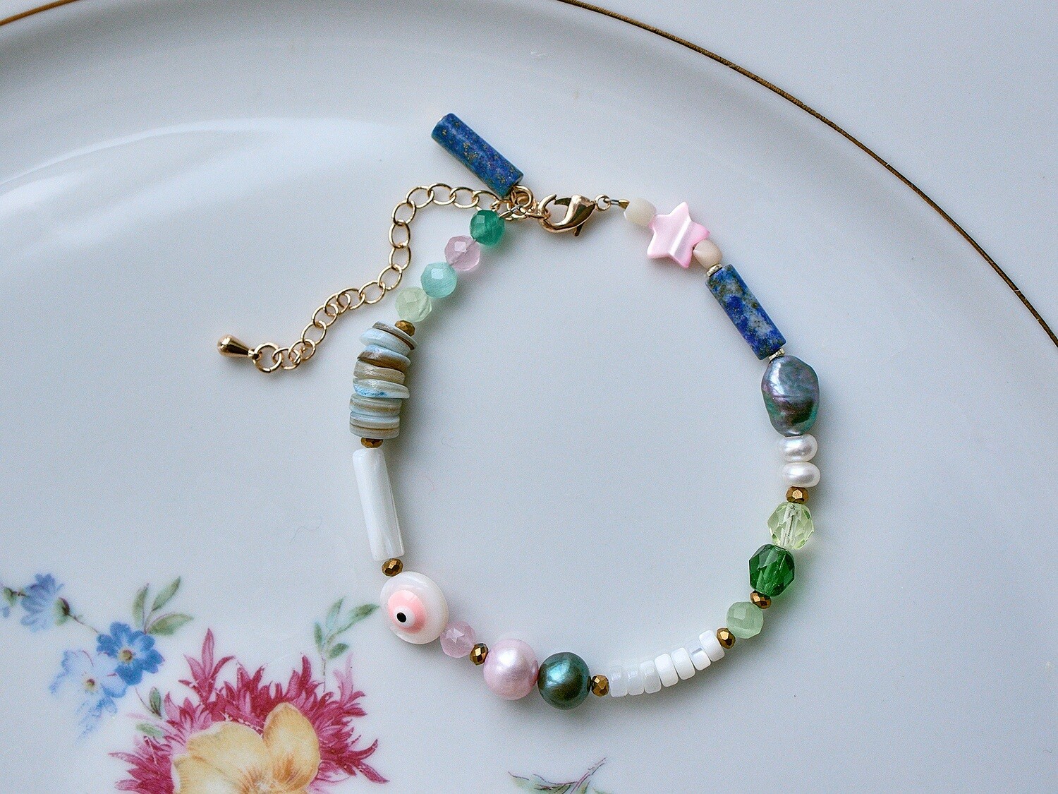 Bracelet made of colored pearlescent with eye