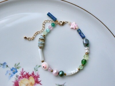 Bracelet made of colored pearlescent with eye