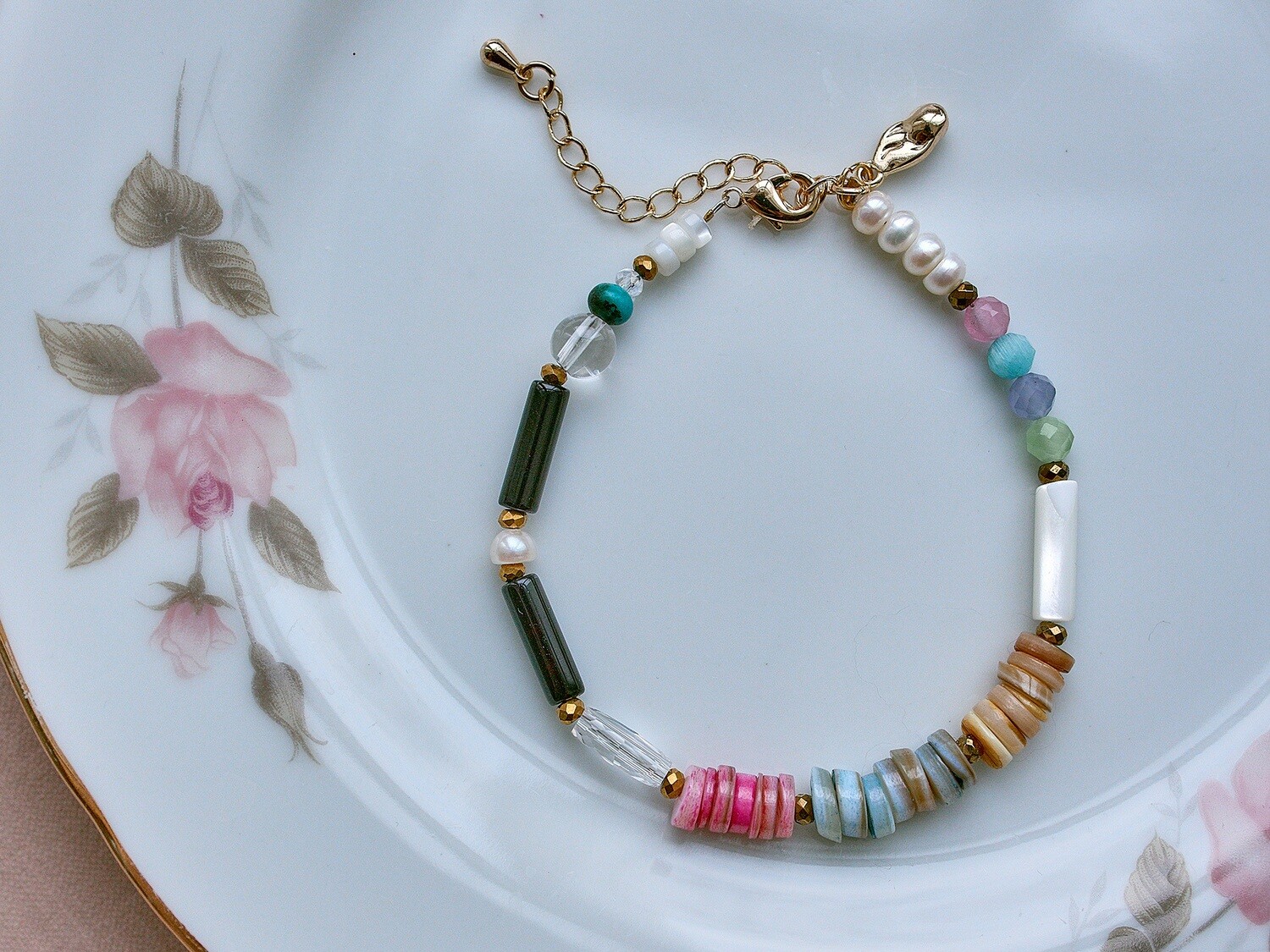 Flower bracelet made of colored pearlescent