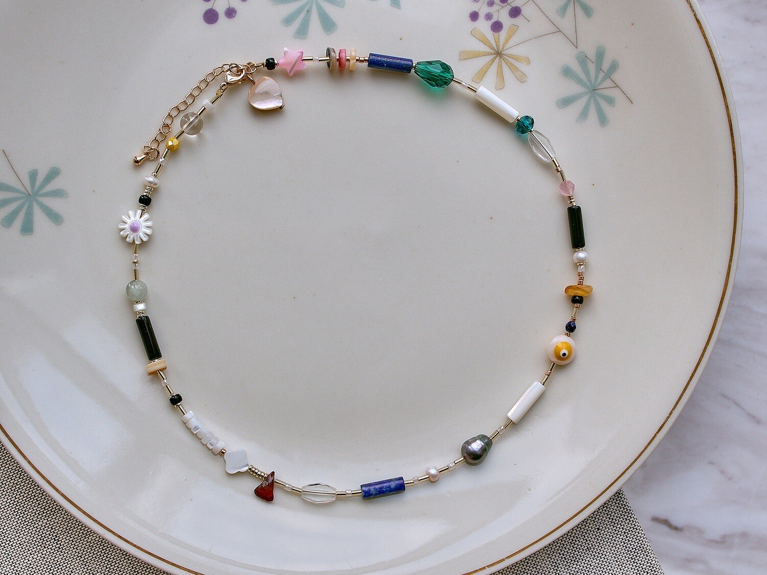 Pearlescent choker with lapis lazuli