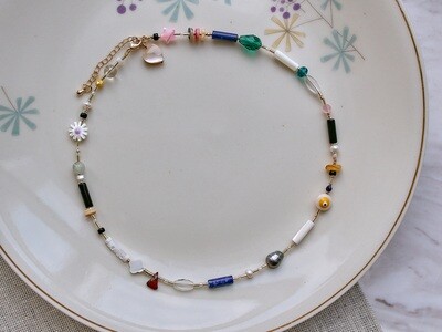 Pearlescent choker with lapis lazuli