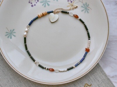 Black pearlescent choker with lapis lazuli
