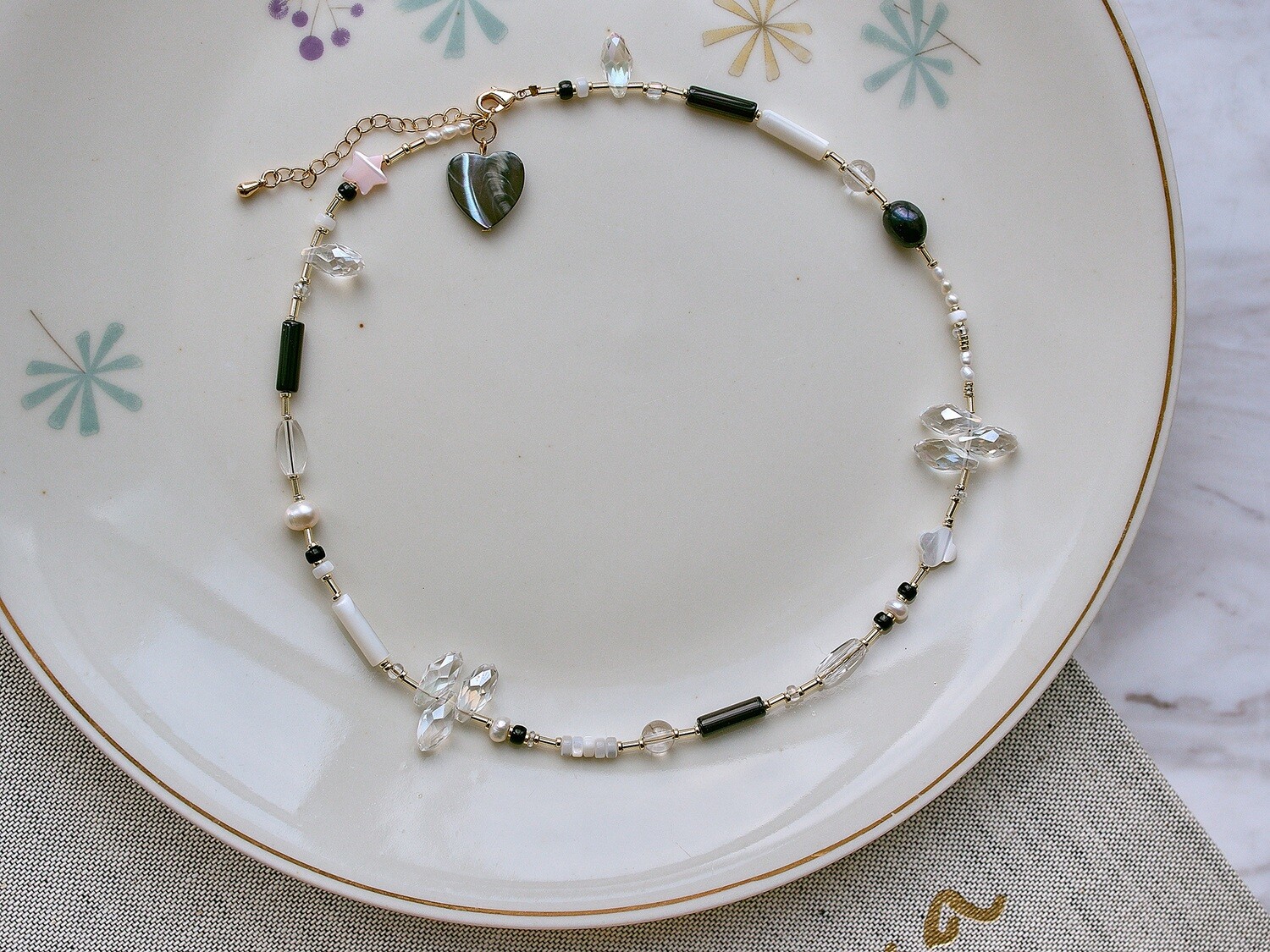 Black and white pearlescent choker