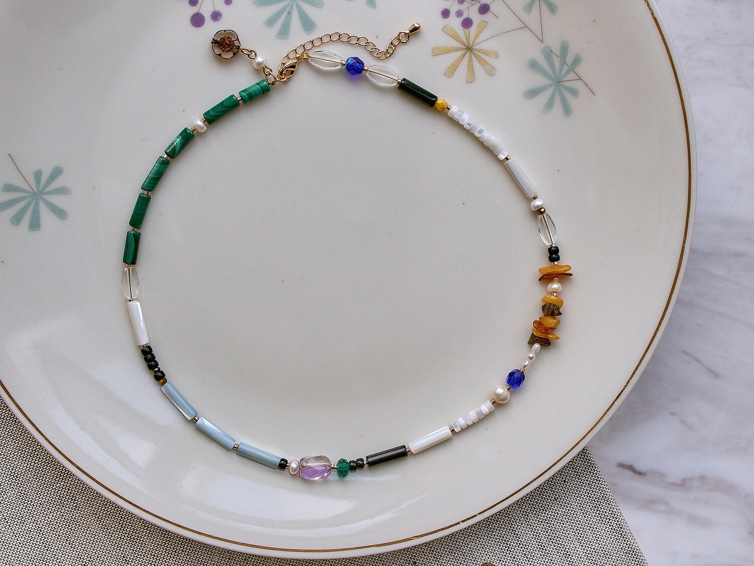 Pearlescent choker with malachite