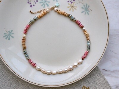 Сolored pearlescent choker with pearls