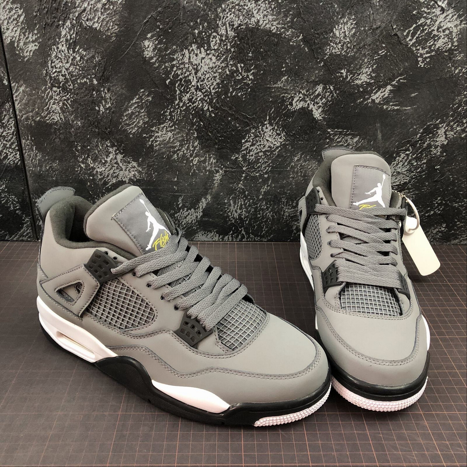 Air Jordan Retro 4 grey