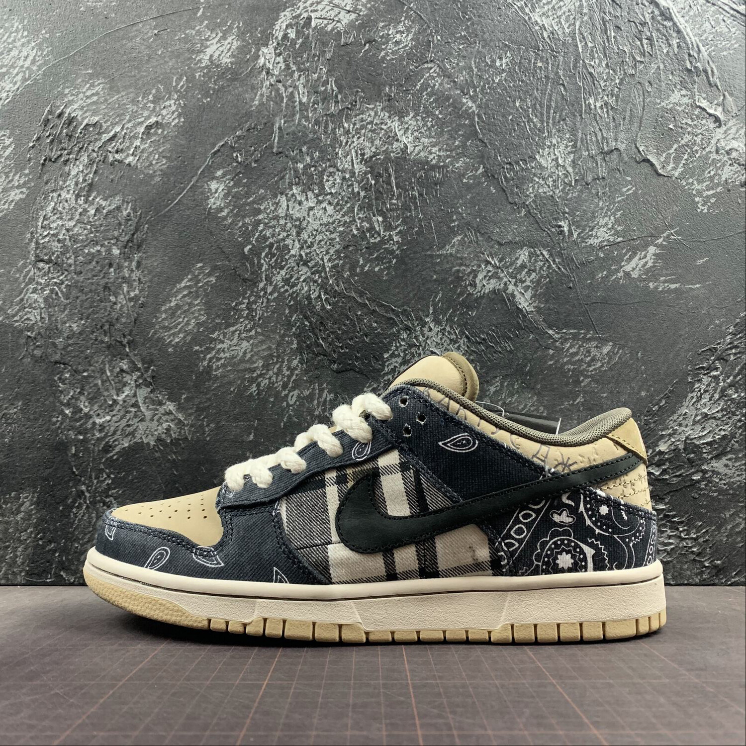 SB Dunk Low Travis Scott