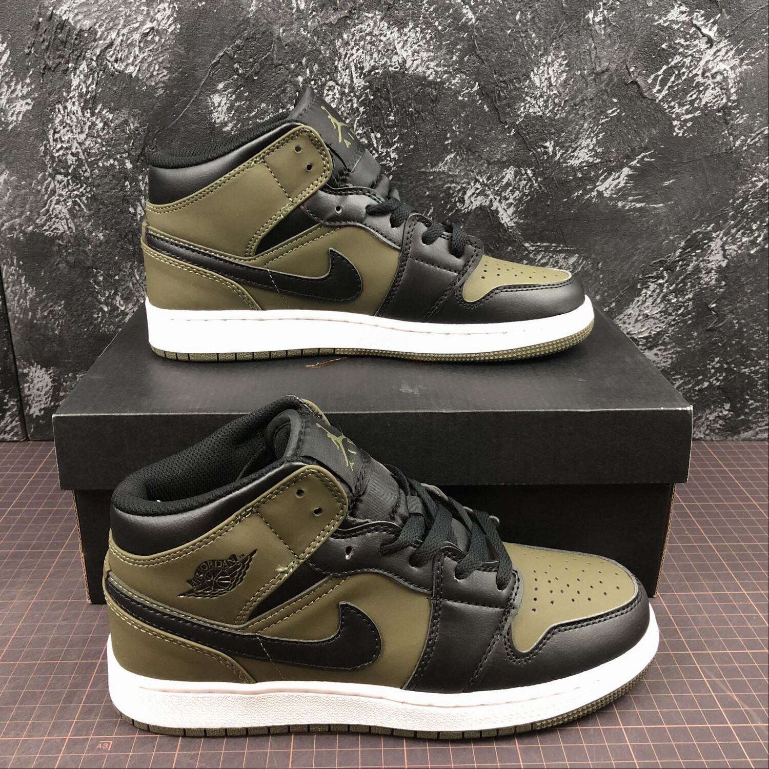 Air Jordan Retro 1 Mid Black/Dark Green