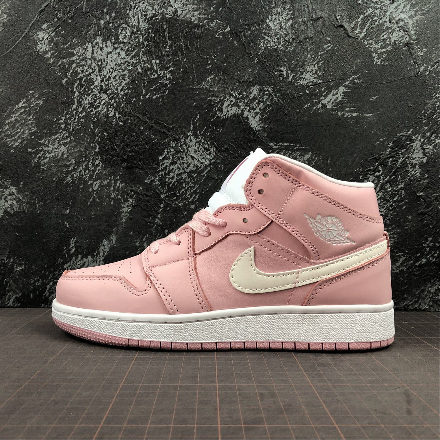 Air Jordan Retro 1 Mid Pink