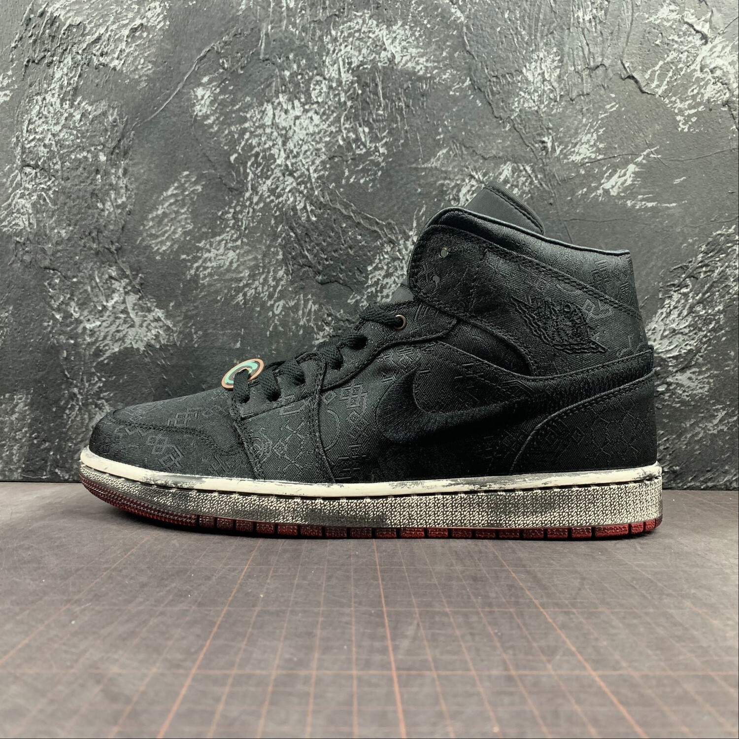 Air Jordan Retro 1 Mid Black
