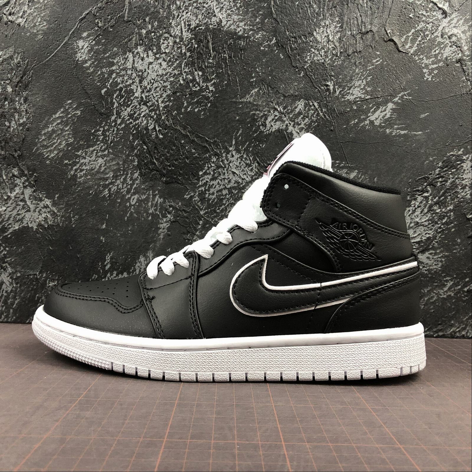 Air Jordan Retro 1 Mid Black/White
