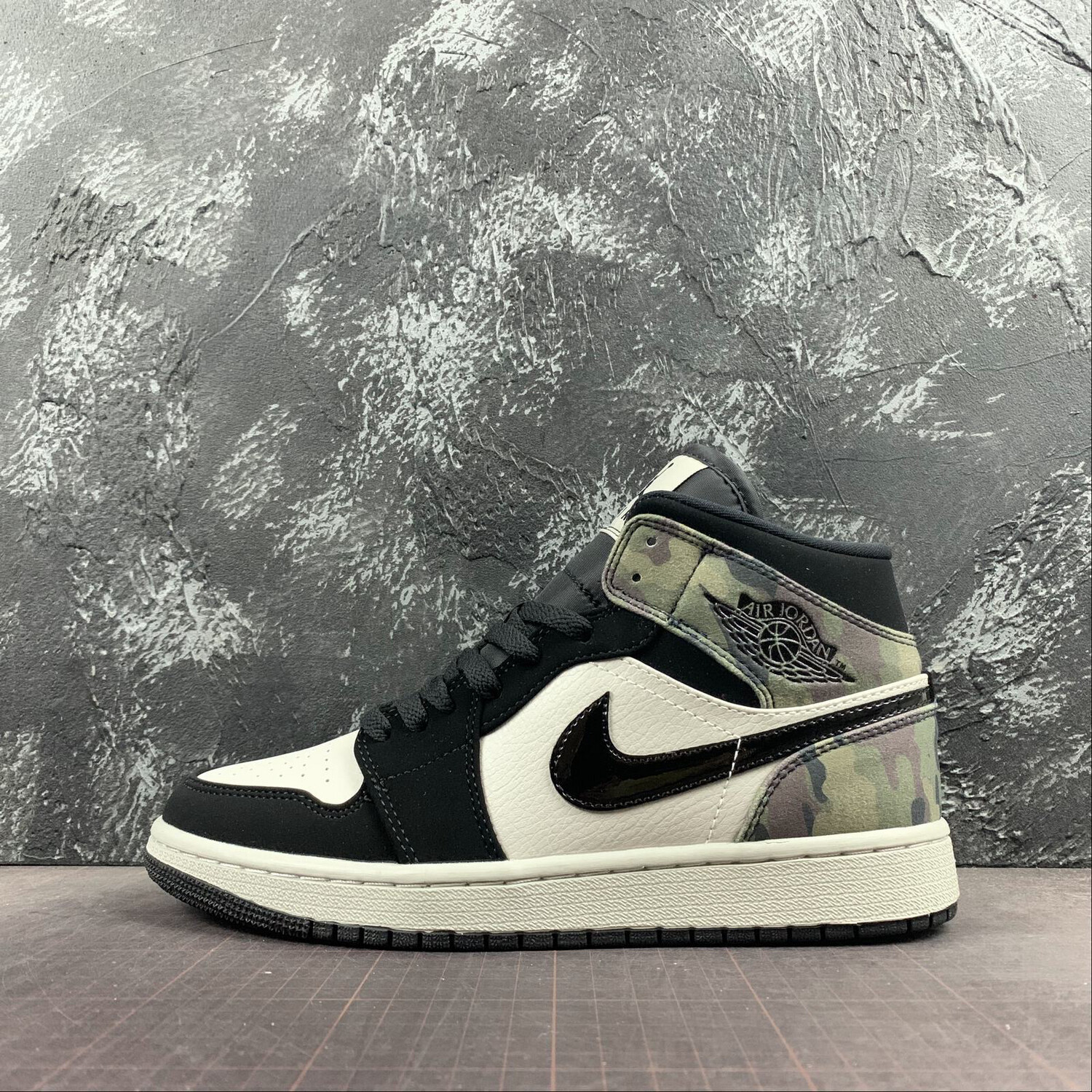 Air Jordan Retro 1 Mid White/Black/Camuflage