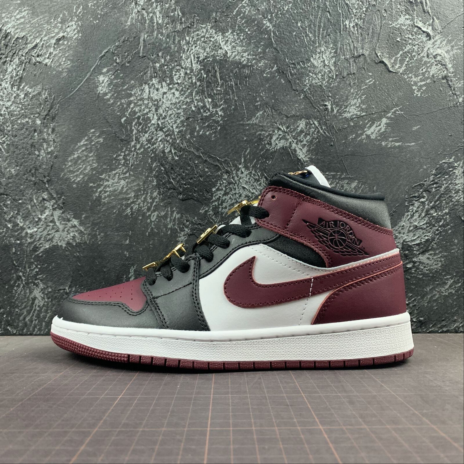 Air Jordan Retro 1 Mid White/Black/Wine