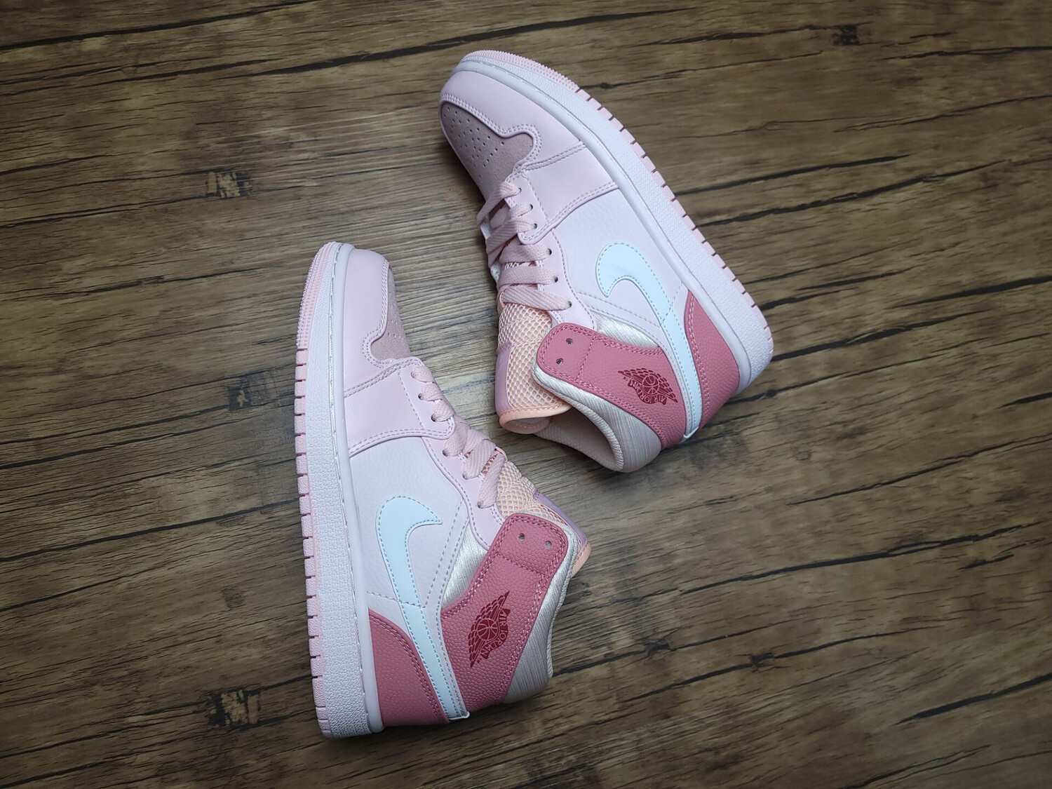 Air Jordan Retro 1 Mid Digital Pink