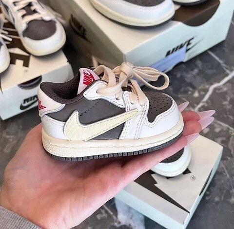 TRAVIS SCOTT X AIR JORDAN MOCHA