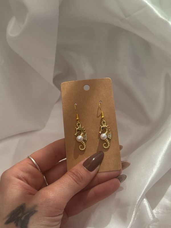 Pearly Seahorses 🤍