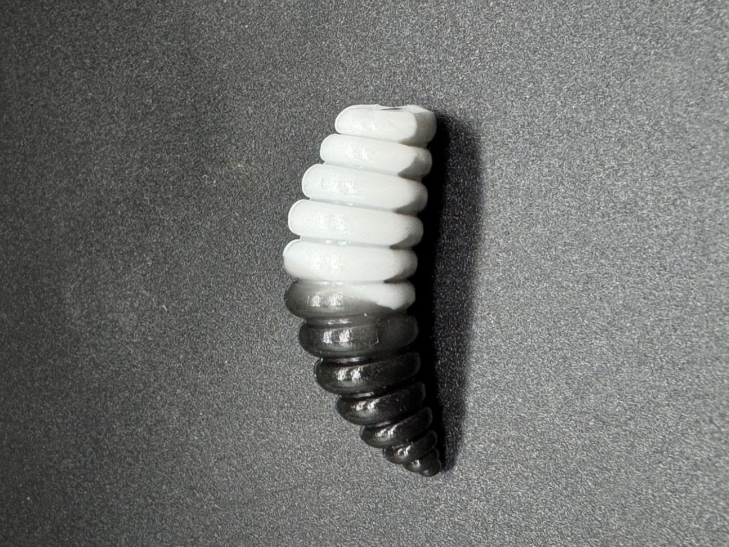 Larva XL 37mm weiss schwarz
