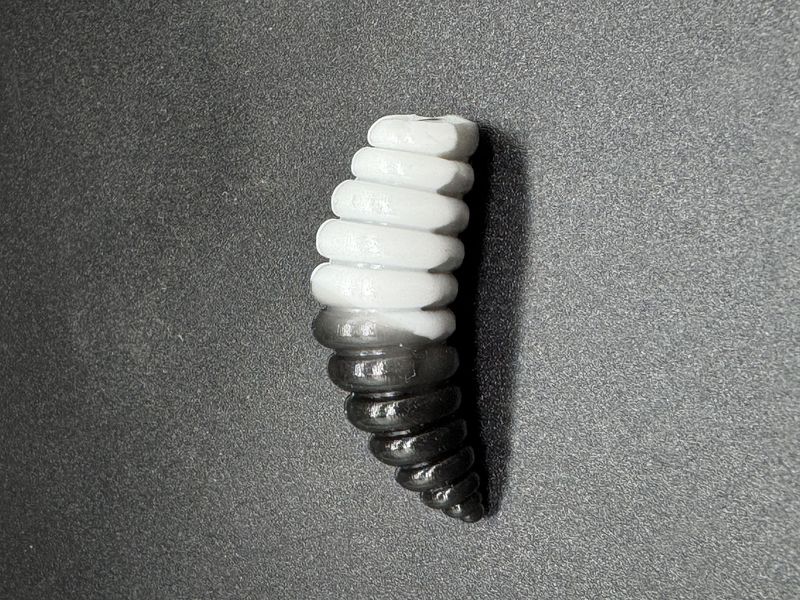 Larva XL 37mm weiss schwarz
