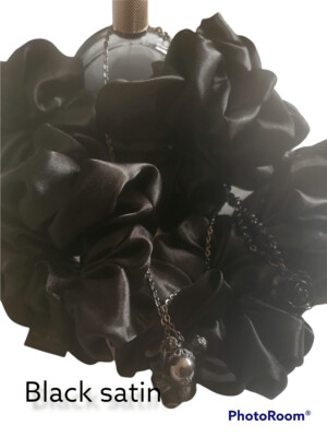 BLACK SCRUNCHIES