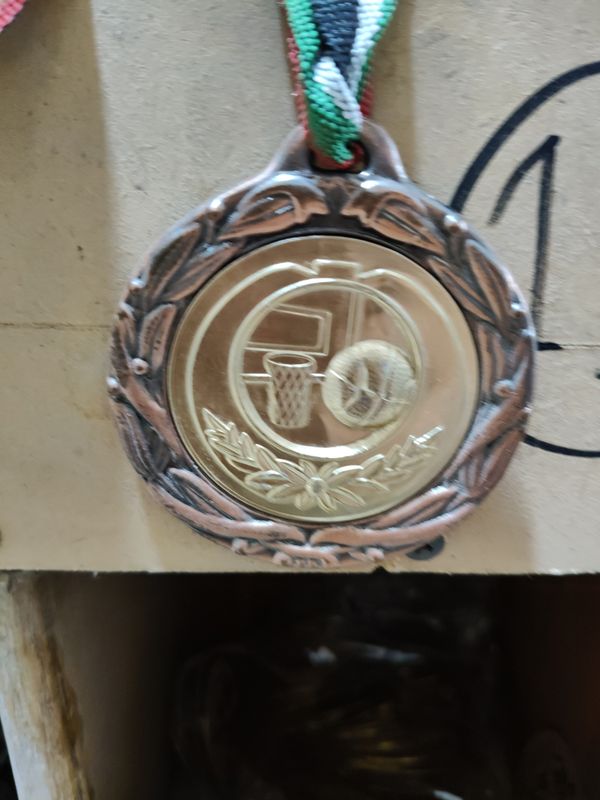 ميدالية مع قشرة كرة السلة #