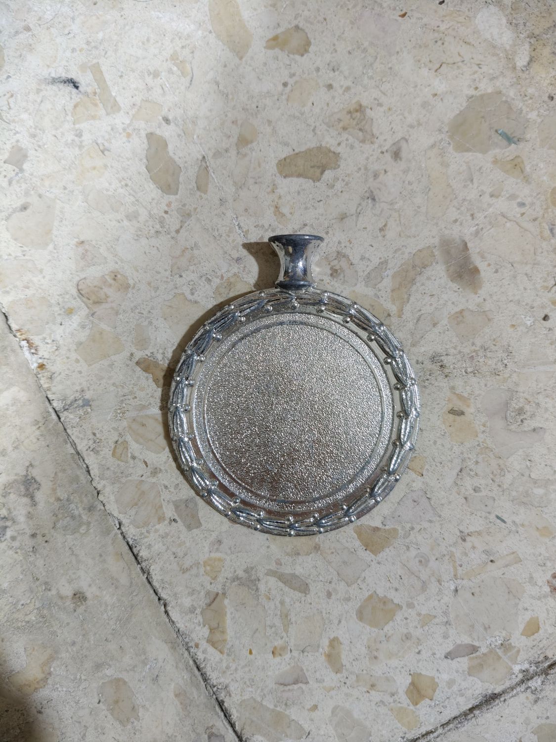 ميدالية مع قاعدة فضي #