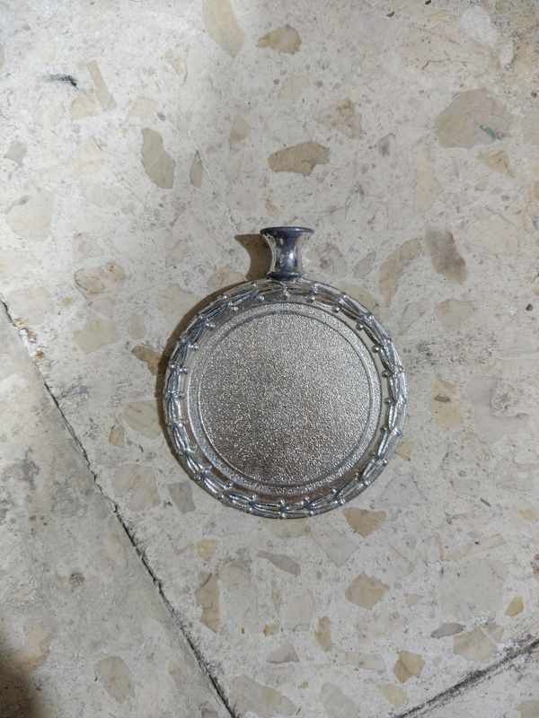 ميدالية مع قاعدة فضي #