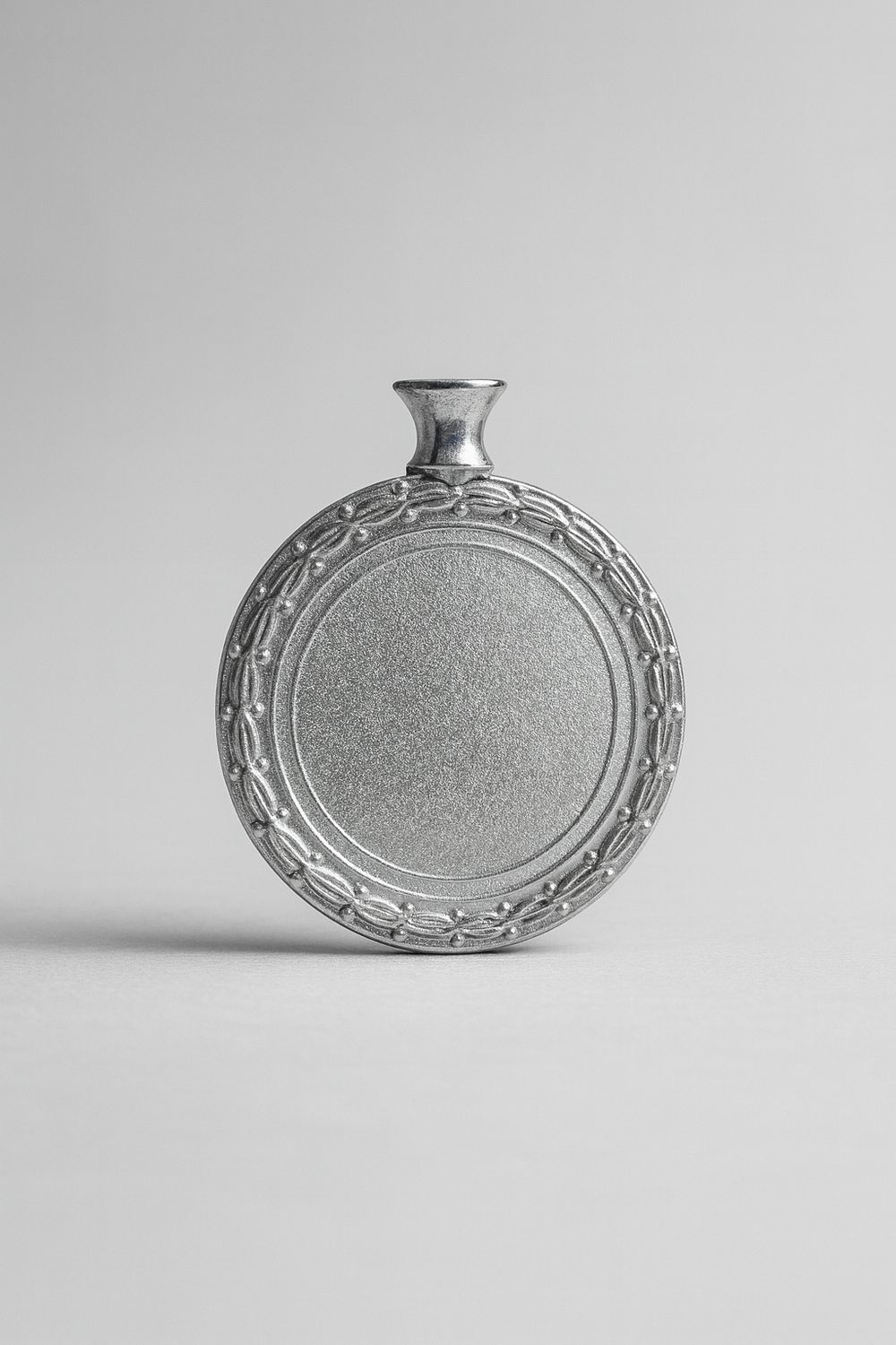 ميدالية مع قاعدة فضي #