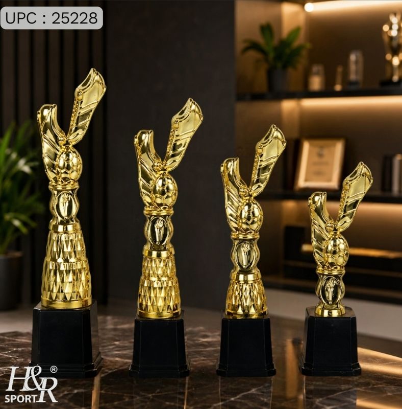 مجسم بطل كرة القدم الذهبية  C - 24CM ✓