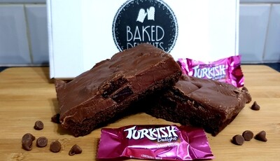 Turkish delight fudge with cookie base