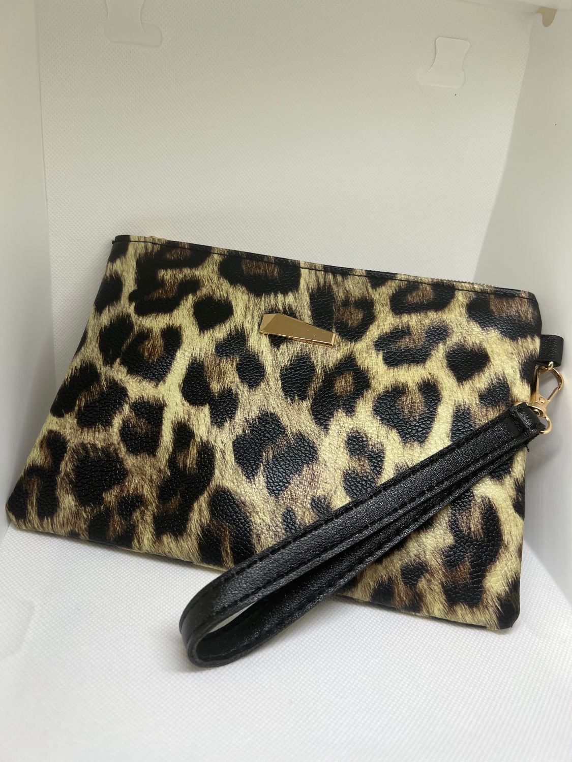 Pochettina Leo