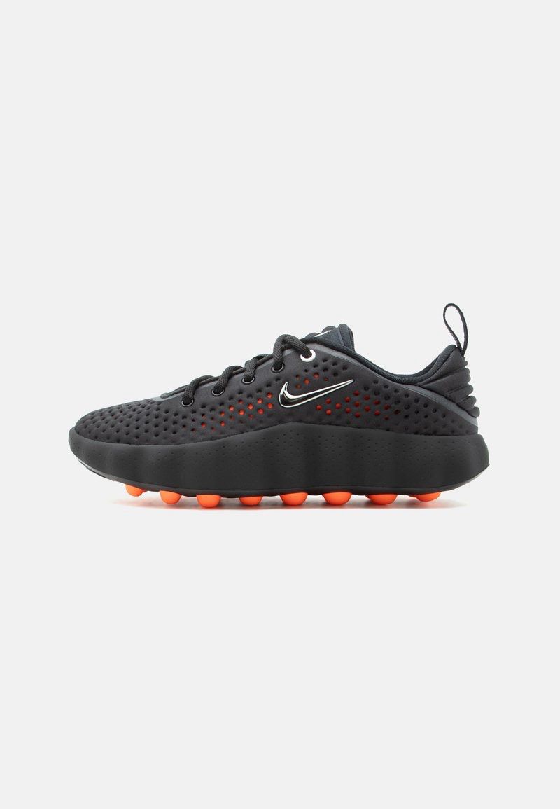Nike Performance MIND 002 - Training shoe - black/chrome/solar red/hyper crimson