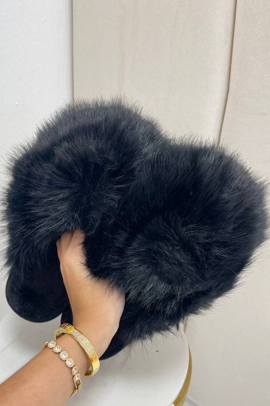 Black pompom slippers