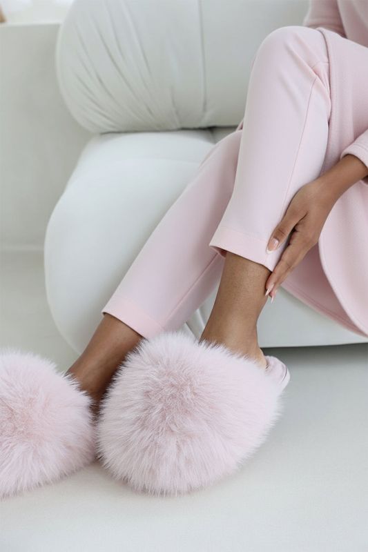 Pom pom pink slippers